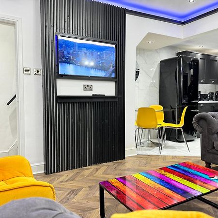 4 Bed 4 Bath House With Free Parking, 5 Mins To Lfc And 15 Mins To City Centre Ливърпул Екстериор снимка