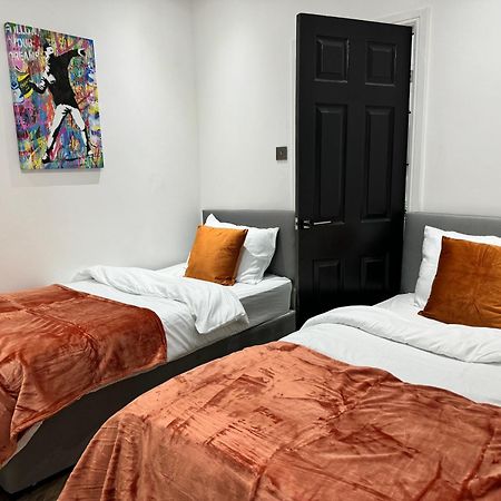 4 Bed 4 Bath House With Free Parking, 5 Mins To Lfc And 15 Mins To City Centre Ливърпул Екстериор снимка