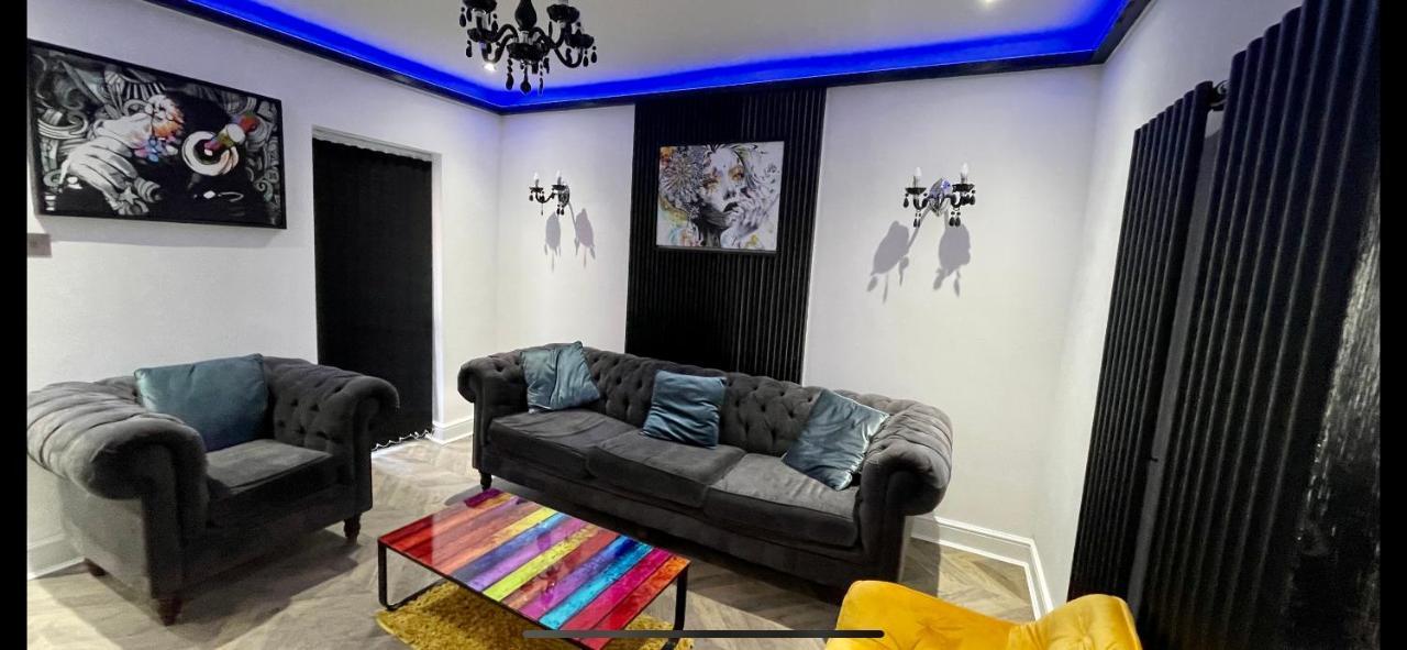 4 Bed 4 Bath House With Free Parking, 5 Mins To Lfc And 15 Mins To City Centre Ливърпул Екстериор снимка