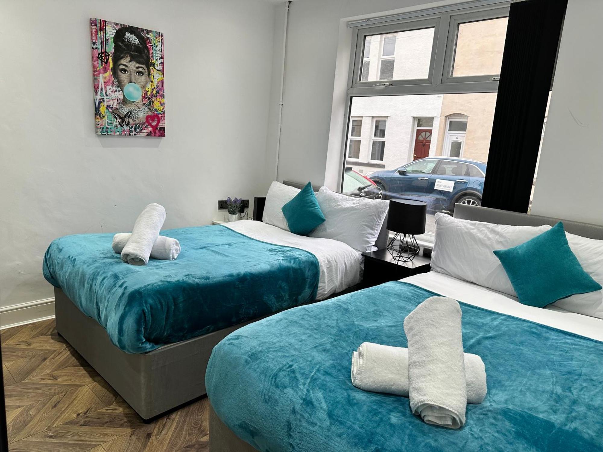 4 Bed 4 Bath House With Free Parking, 5 Mins To Lfc And 15 Mins To City Centre Ливърпул Екстериор снимка