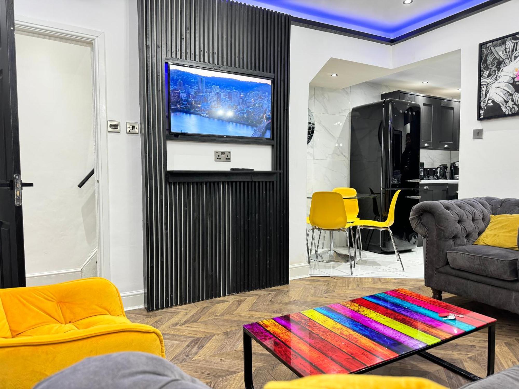4 Bed 4 Bath House With Free Parking, 5 Mins To Lfc And 15 Mins To City Centre Ливърпул Екстериор снимка