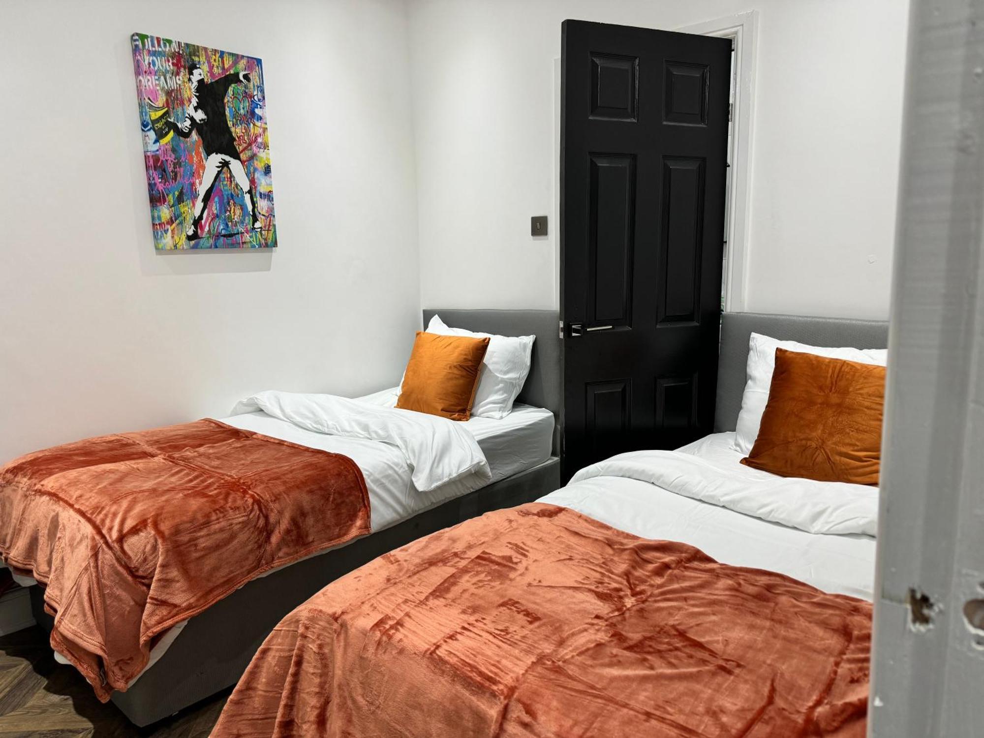 4 Bed 4 Bath House With Free Parking, 5 Mins To Lfc And 15 Mins To City Centre Ливърпул Екстериор снимка