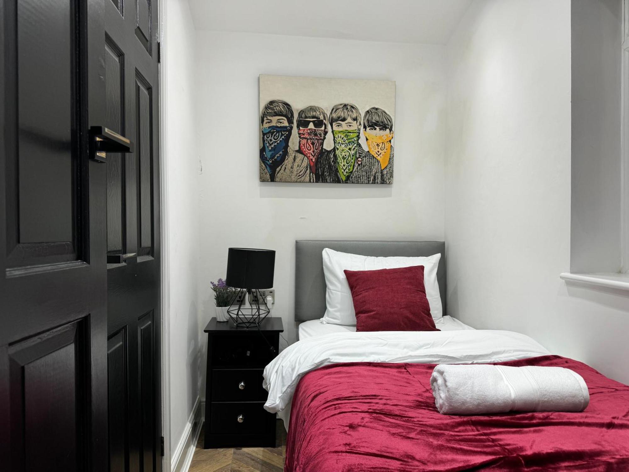 4 Bed 4 Bath House With Free Parking, 5 Mins To Lfc And 15 Mins To City Centre Ливърпул Екстериор снимка