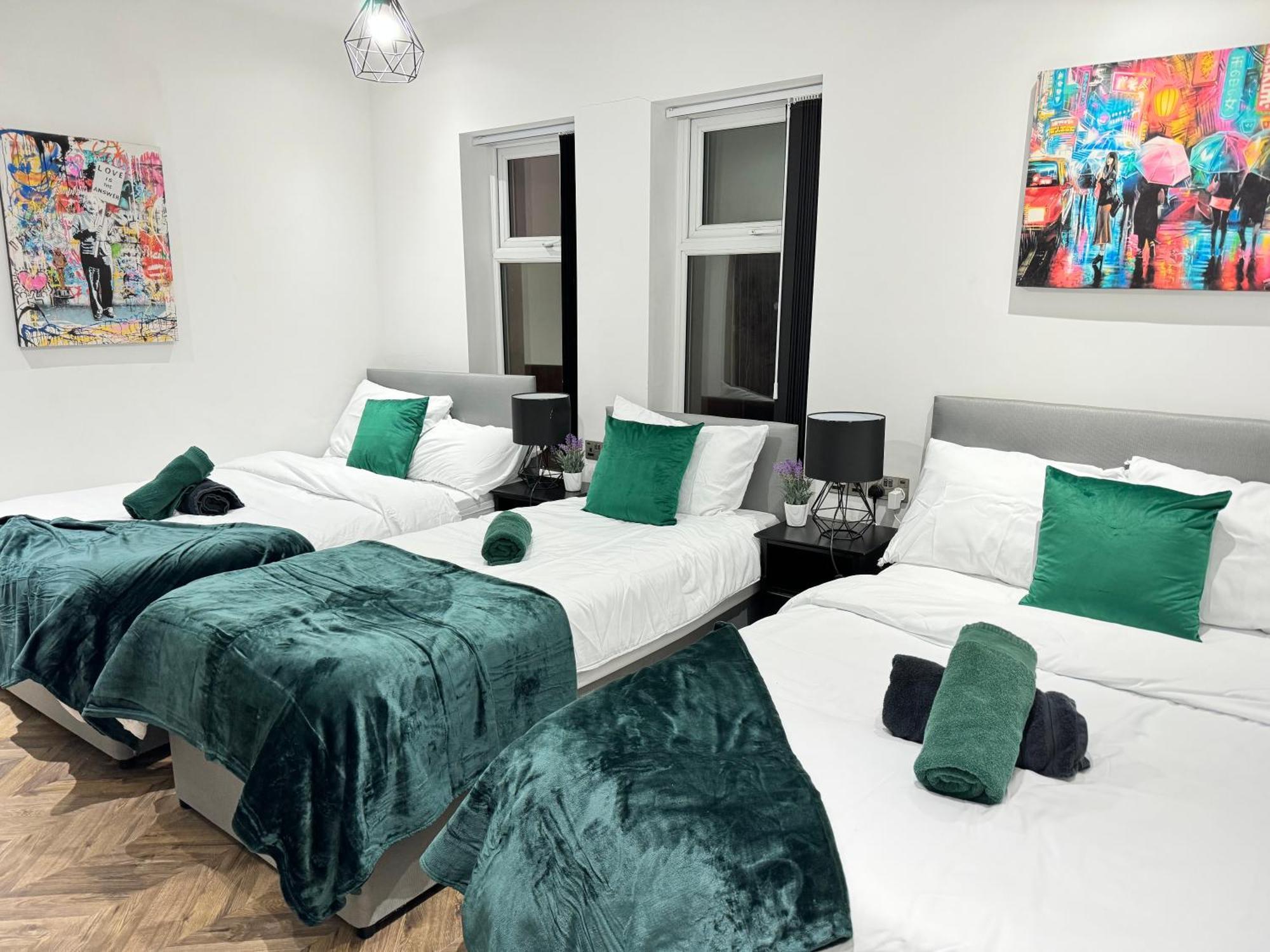 4 Bed 4 Bath House With Free Parking, 5 Mins To Lfc And 15 Mins To City Centre Ливърпул Екстериор снимка