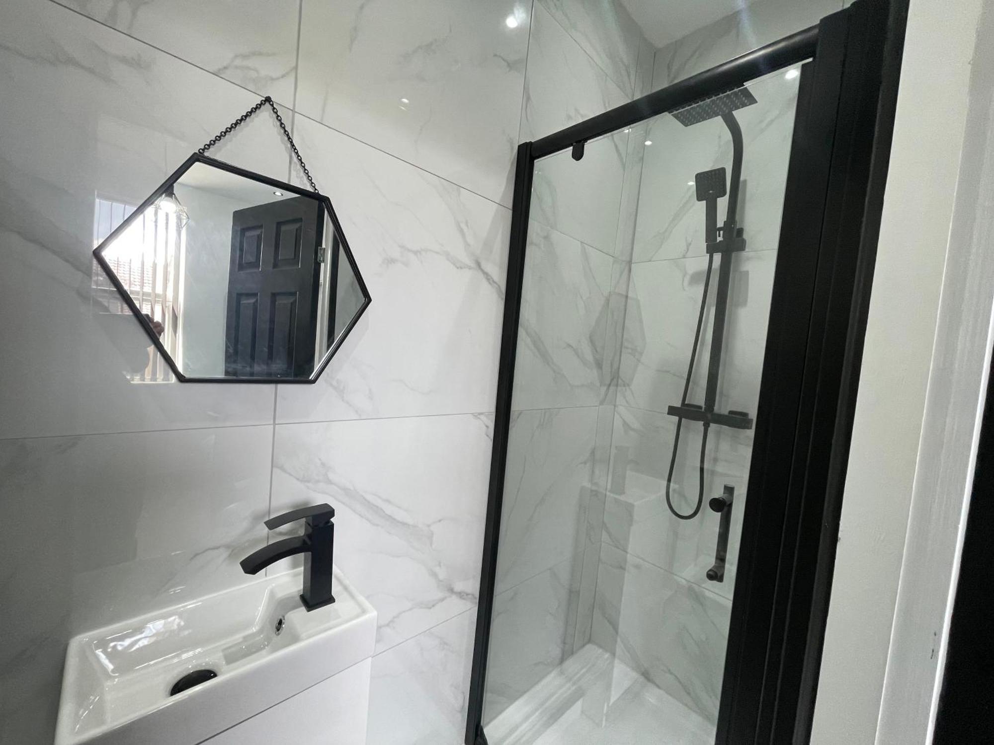 4 Bed 4 Bath House With Free Parking, 5 Mins To Lfc And 15 Mins To City Centre Ливърпул Екстериор снимка